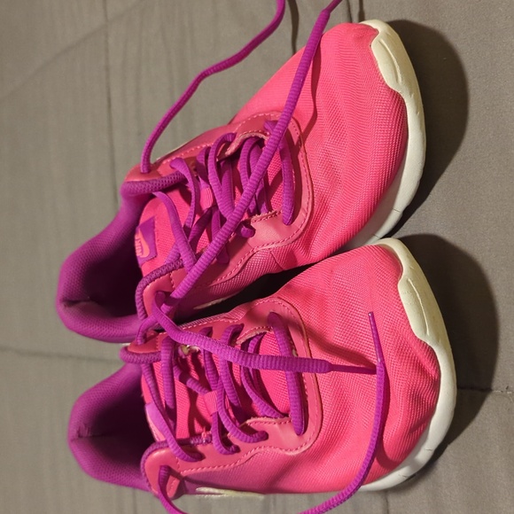 Gently used, adorable tennis shoes. Perfect for a kid. - Picture 2 of 6